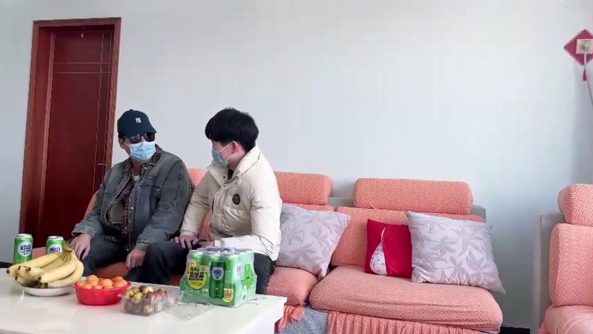 元旦跨年夜 被暗恋已久的女同学酒后强制打炮 无毛嫩穴骚母狗跪在我胯下边吃鸡巴边叫爸爸