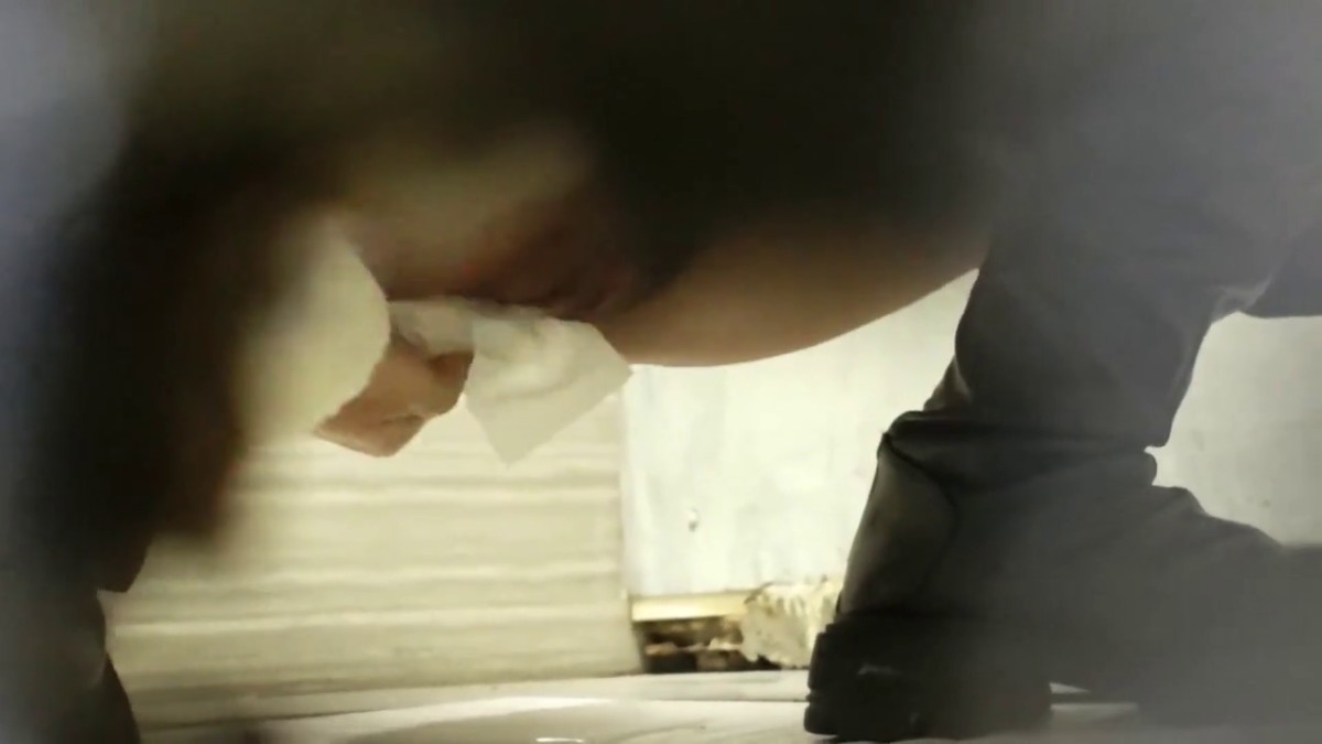 一月新流出手持厕拍 猫眼原创偷拍美女尿尿颜值小姐姐尿完摸逼 摸完还闻闻