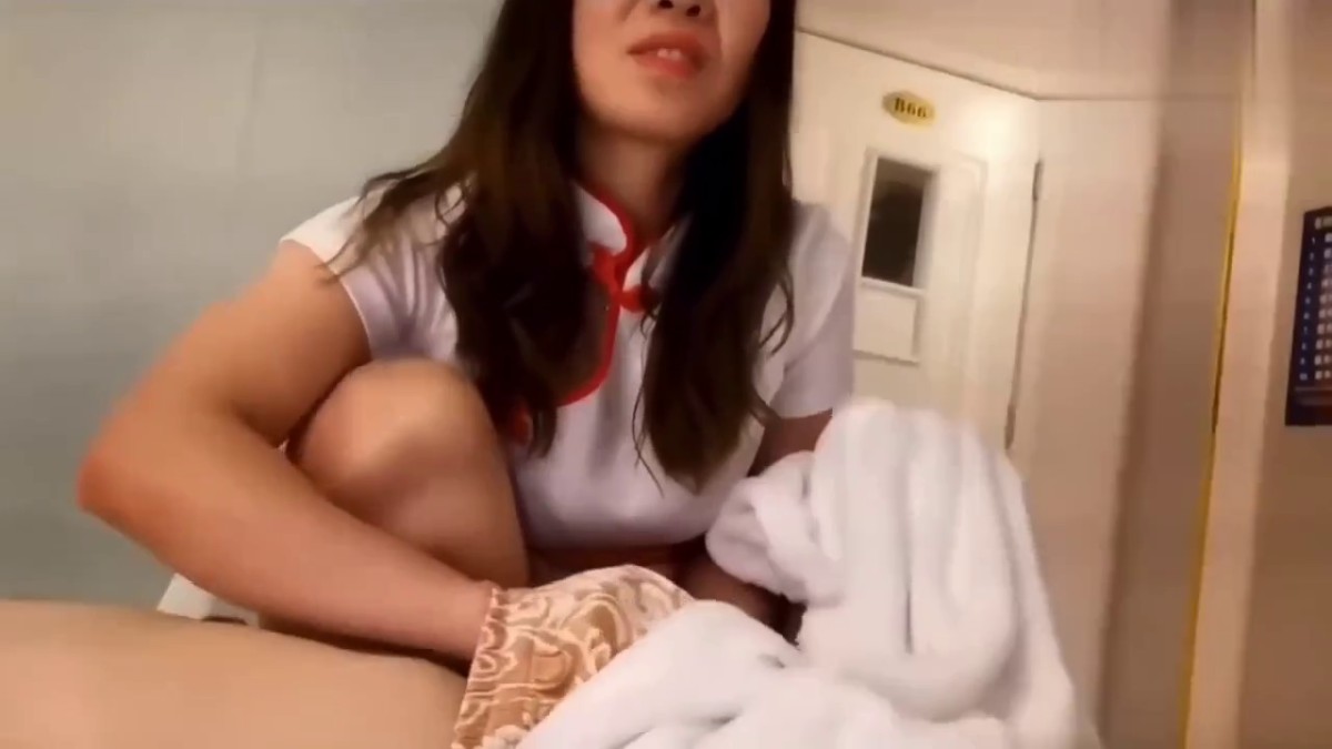 成都水疗会所半套口爆,近距离高清偷拍，极品风韵少妇女技师深喉口爆