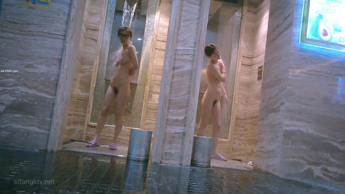 -洗浴中心内部员工偷拍 几位白白嫩嫩的美少妇洗澡换衣服
