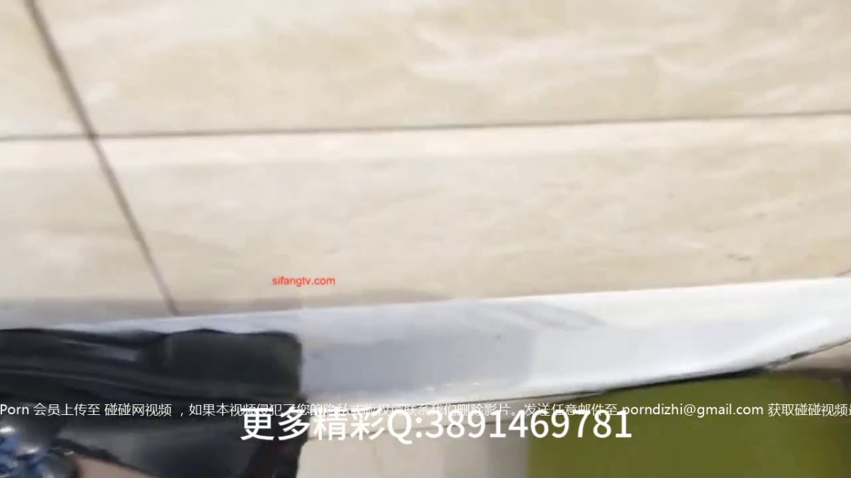 公厕偷拍紧身牛仔裤少妇拉屎逼毛浓密