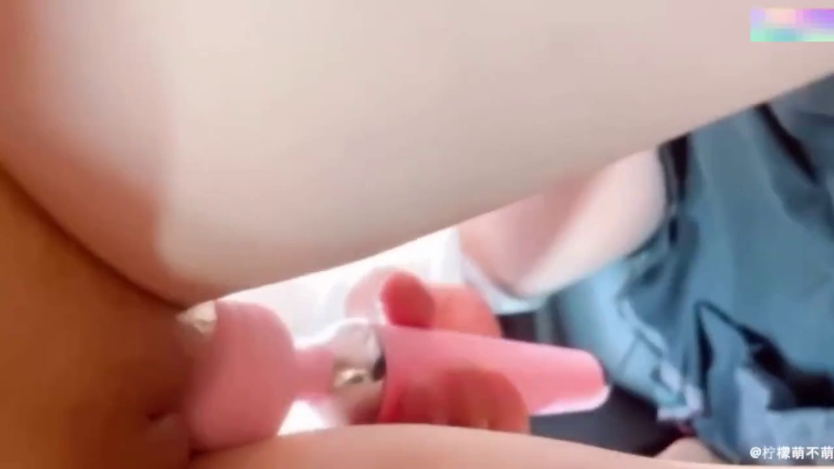 淫妻半裸露出公园啪啪，绿帽老公和兄弟一起调教母狗剃阴毛，骚嘴和白虎淫穴都塞满鸡巴.