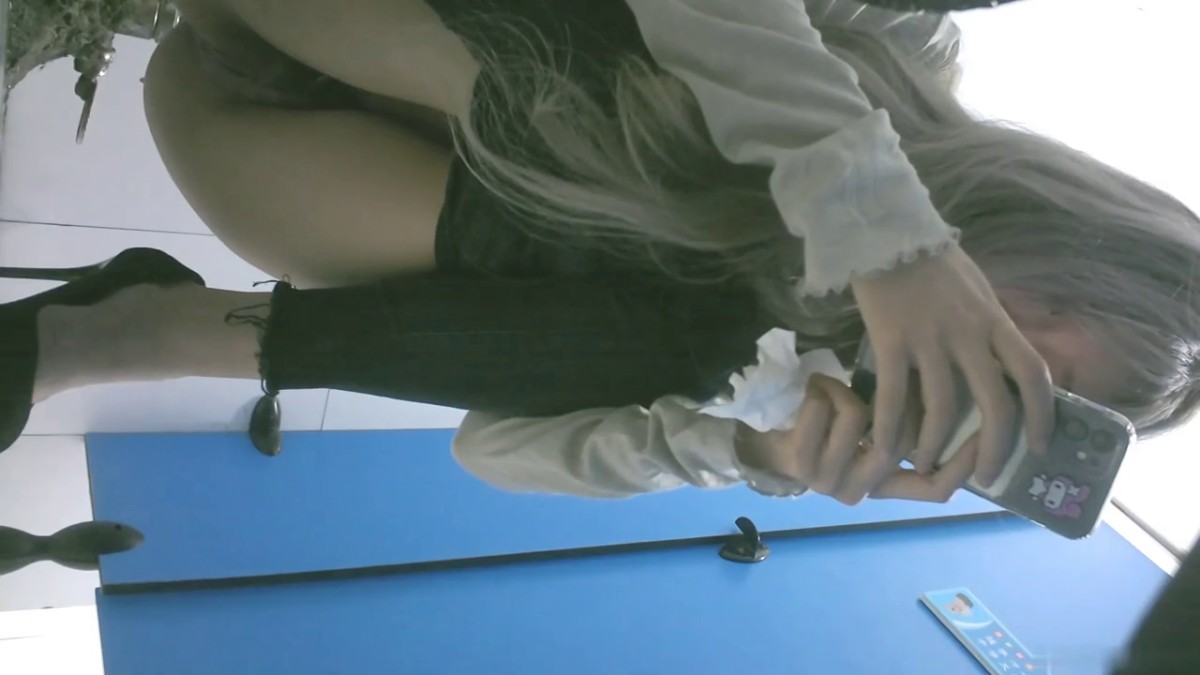 -商场女厕全景偷拍几位高颜值美女嘘嘘 全是小黑鲍鱼.