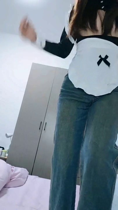 浅夹哥哥的心，全程露脸风骚小妹穿着漏奶情趣装诱惑狼友，互动撩骚听指挥，逼里塞着跳蛋特写，撅着屁股求草