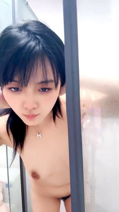 极品白丝女友乖巧听话伺候小哥大鸡巴，深喉口交无套抽插，压在身下爆草蹂躏都快干哭了，射她奶子上尿给你看