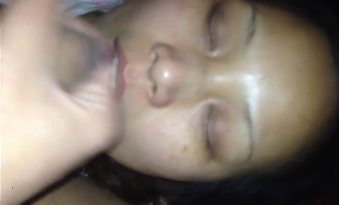 私密猎奇圈付费重磅视频，死猪玩系列第五期，玩点更刺激的小变态把嫂子给搞了8