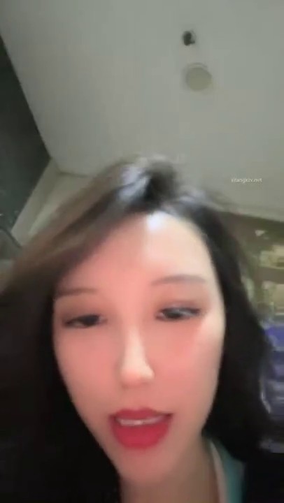 -绿帽男女辅助富豪单男，178胸模「早川奈子」小骚货在KTV被单男猥亵，去酒店的出租车上吃鸡巴