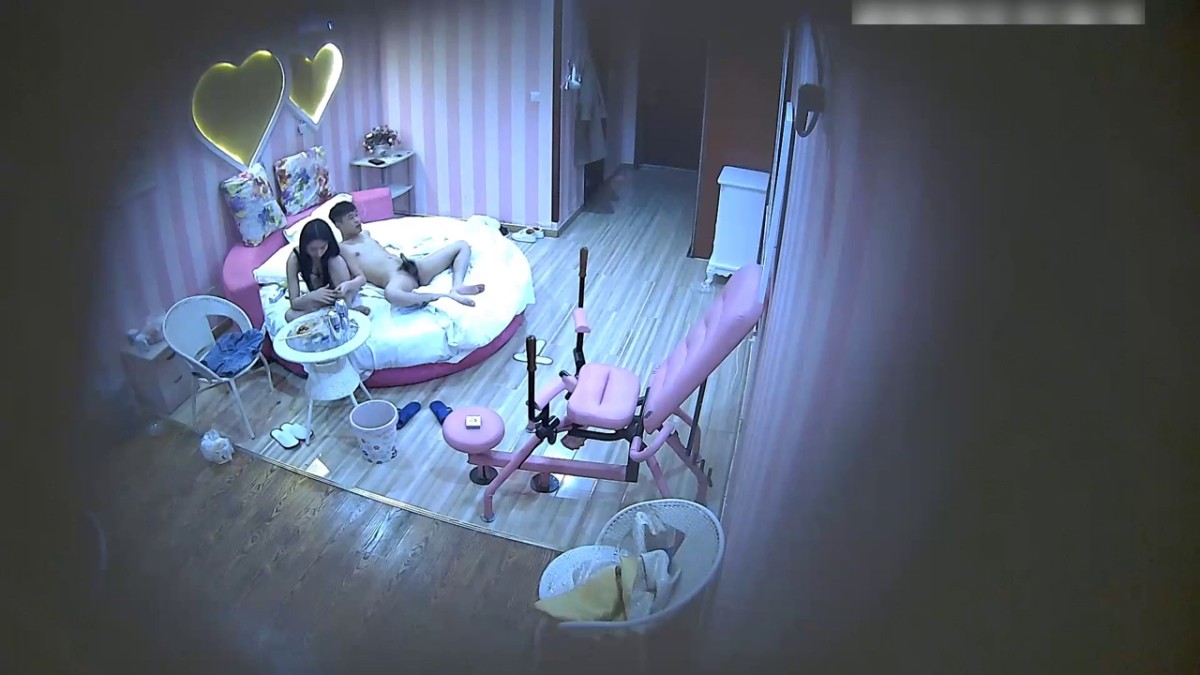 精品炮椅房纹身小伙有艳福模特级别高挑长发美女看似清纯内心淫荡吃完东西吃J8各种体位大战饥渴淫叫电视声都盖不住