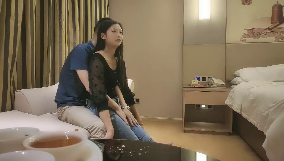 大叔酒店2500约炮身材不错的牛仔裤少妇各种姿势啪啪.