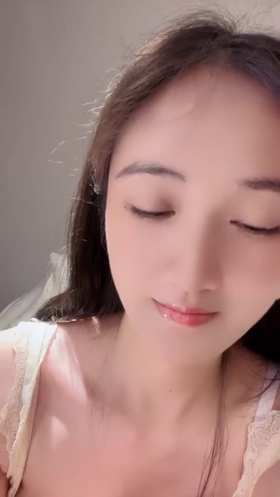 美乳白皙长腿，颜值女神【奶思呀】露脸福利，特写骚逼，跳蛋自慰，性感嫩鲍，满满撸点