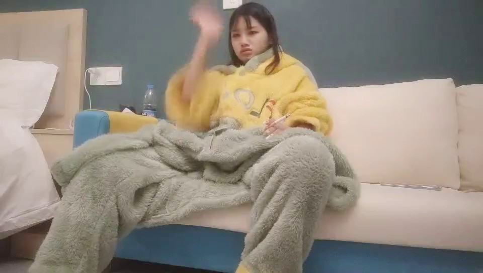 -小哥酒店约炮D奶小姐姐 聊到伤心处都哭了好好安慰一番开始啪啪吃鲍鱼.