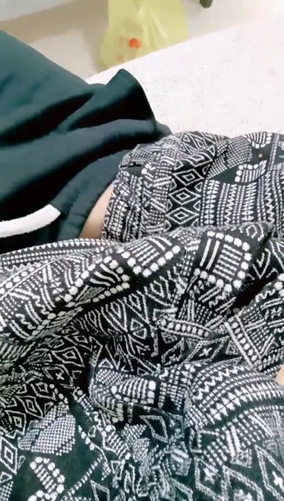 【剧情演绎】勾引小嫂子，说帮忙撸撸管就好 鸡巴硬了完全受不了，直接强上，凶猛狂艹插出白浆.