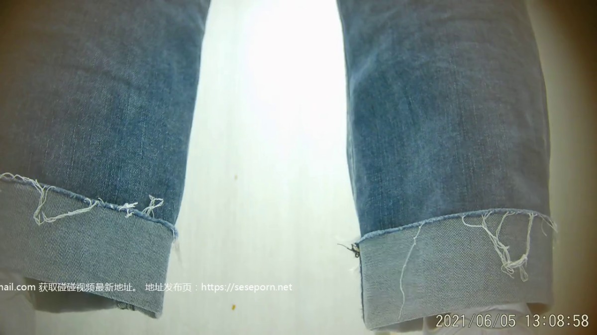 商场女厕，高清近景，偸拍数位美少妇方便，菊花私洞清晰可见，浮想联翩，非常诱惑2