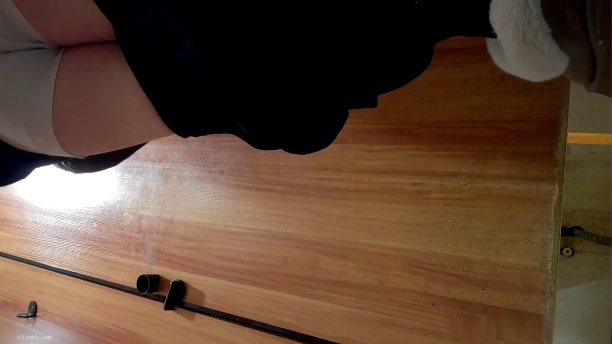 3月新流出魔手外购❤️商场女厕高清后拍美女尿尿2羽绒服靓妹憋了很久没完全蹲下就喷射4