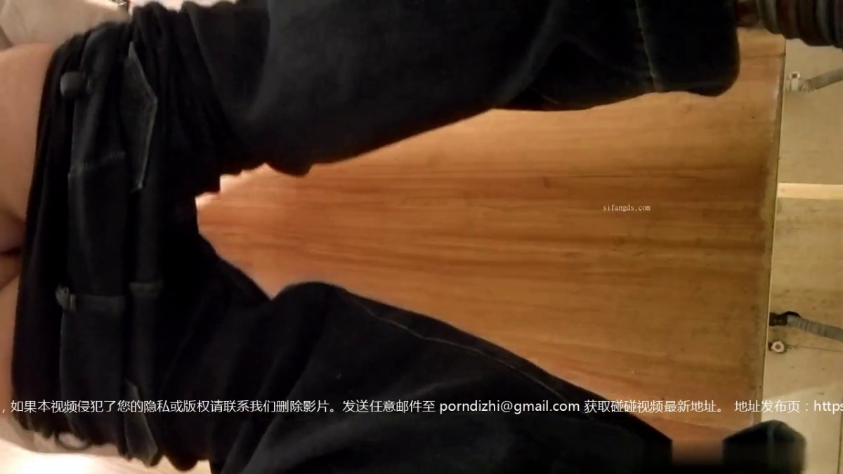 3月新流出魔手外购❤️商场女厕高清后拍美女尿尿2羽绒服靓妹憋了很久没完全蹲下就喷射5