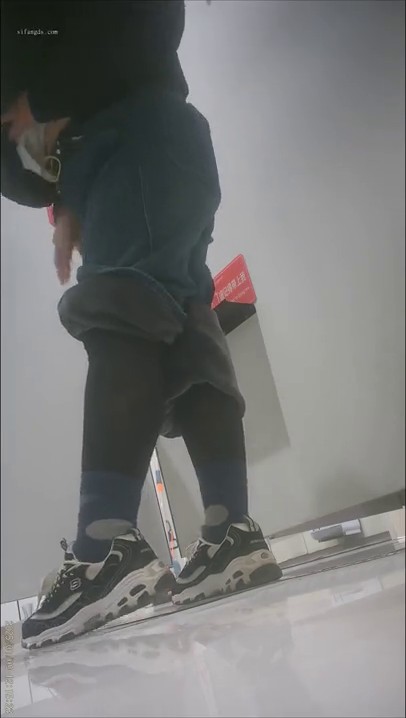 3月新流出❤️大神潜入商场女厕全景后拍（露脸）耐克鞋美眉的性感美臀