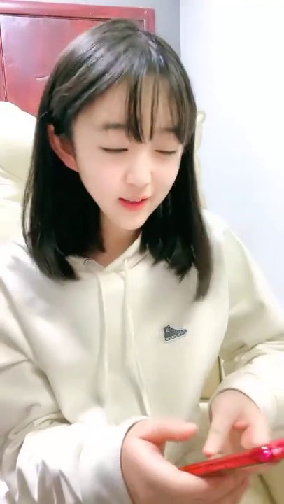 小酒窝00后清纯学生妹，新买的黑色渔网袜，撩下内衣露白嫩奶子，揉搓小穴娇喘呻吟，表情夸张很爽的样子.