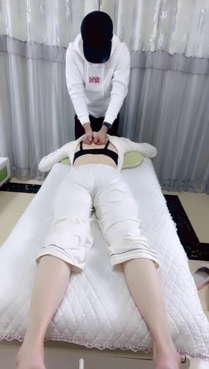 给少妇按摩，骚得不得了 趁机掏出大鸡巴让她吃，肉棒插逼，狂艹一顿