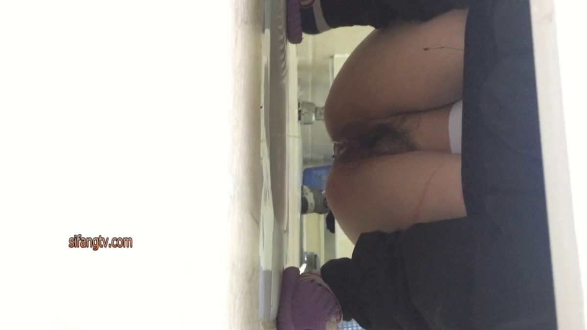 大胆坑神藏身办公楼女厕，全方位偸拍超多小姐姐方便，拍脸又拍逼，各种大屁股2