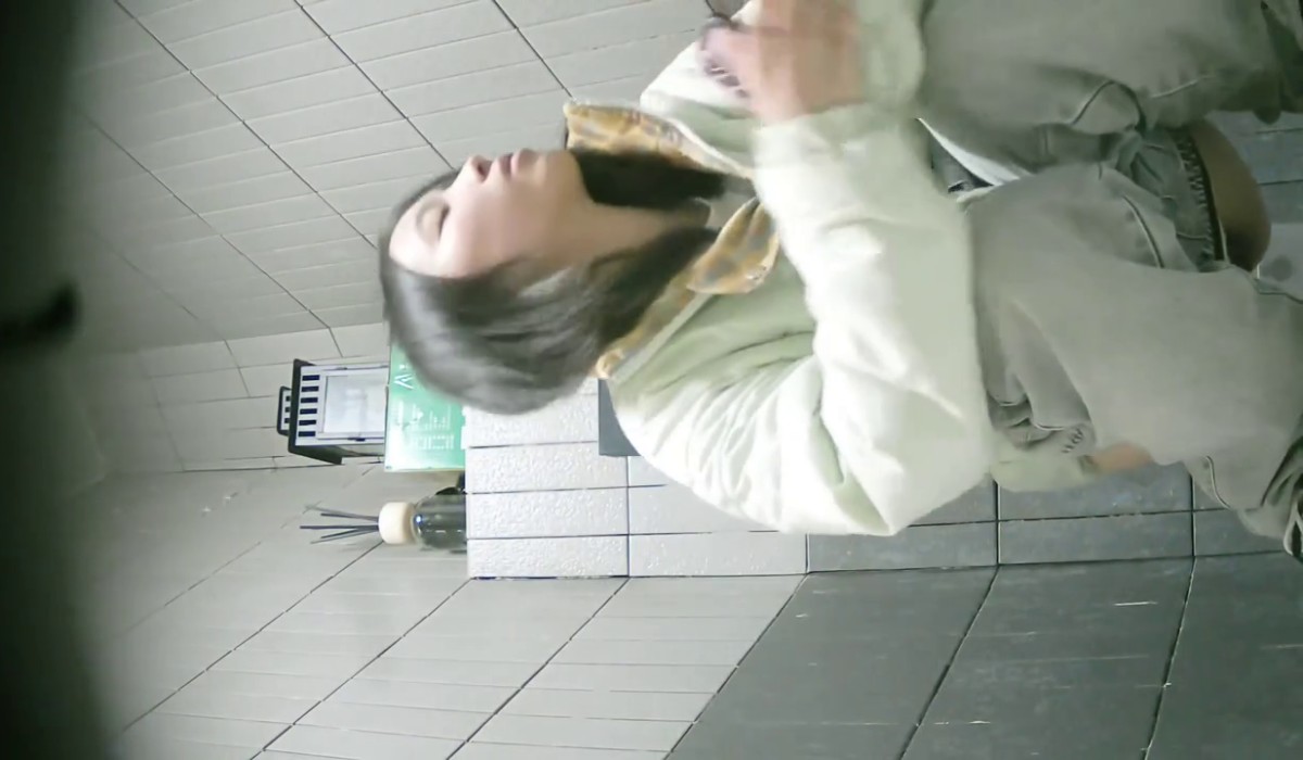 三月流出厕拍大神❤️写字楼女厕前后景双视角高清偷拍女同事尿尿眼睛很有神的长靴混血美女