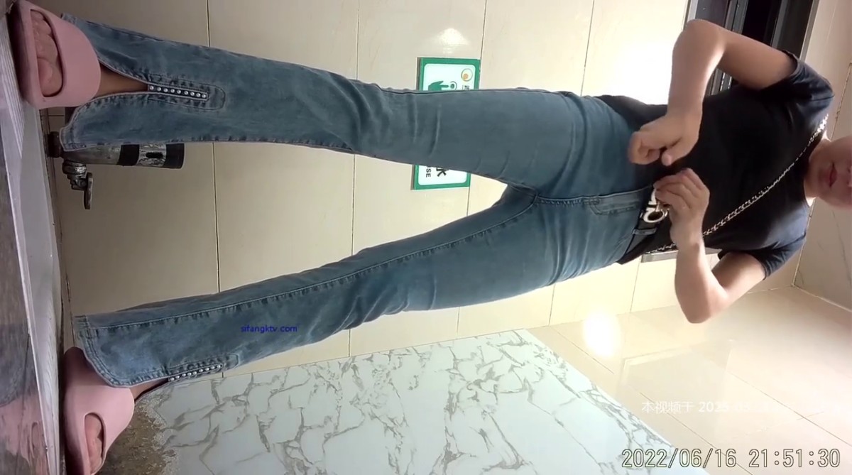 精品厕拍】，公共女蹲厕，正面脸逼同框真实偸拍，多位漂亮小姐姐方便，妹子没拿纸用手擦逼，也是没谁了