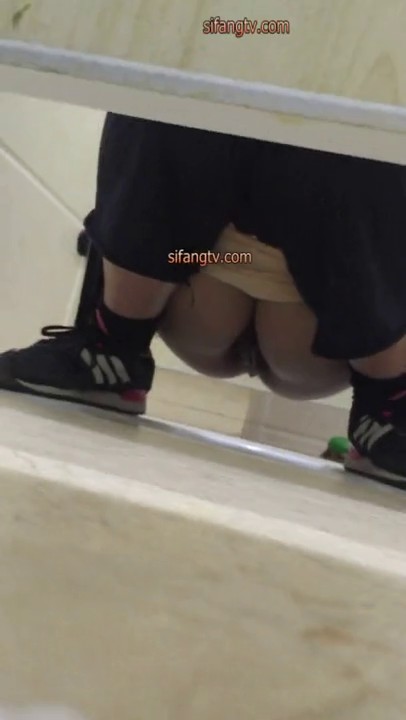 大胆坑神藏身办公楼女厕，全方位偸拍超多小姐姐方便，拍脸又拍逼，各种大屁股1