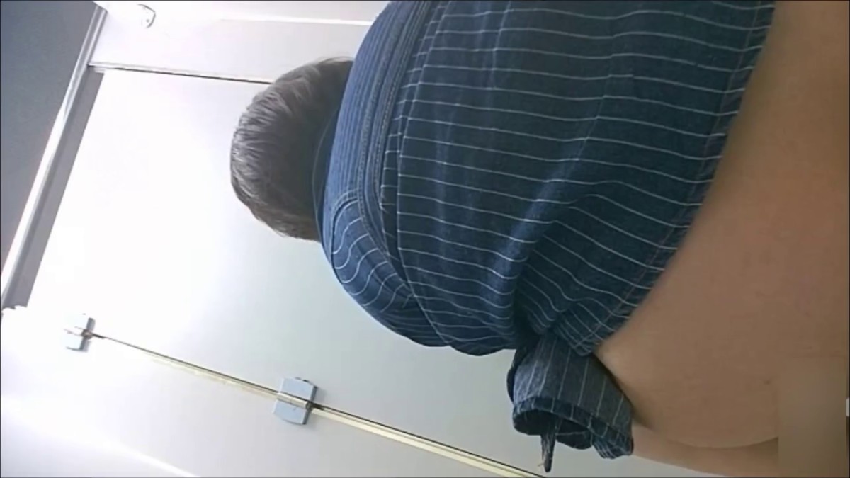 商场女厕连续偷拍两个长得很相似的姐妹上厕所没想到下面也那么像