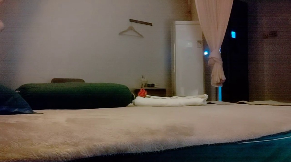 2025.3.18，【秦少会所探花】，深夜约了两个大奶女技师，激情啪啪，骚货们拿出看家本事