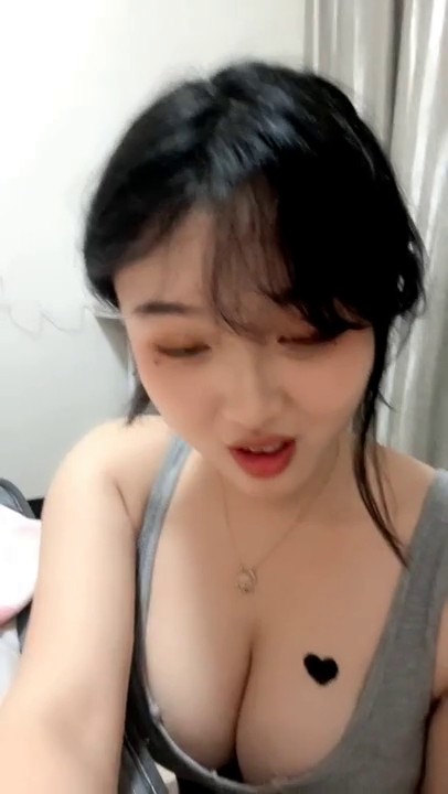 极品大奶小少妇全程露脸深夜跟小哥激情啪啪大秀直播，深喉口交大鸡巴舔脚，让小哥吃奶玩逼压在身下吃奶爆