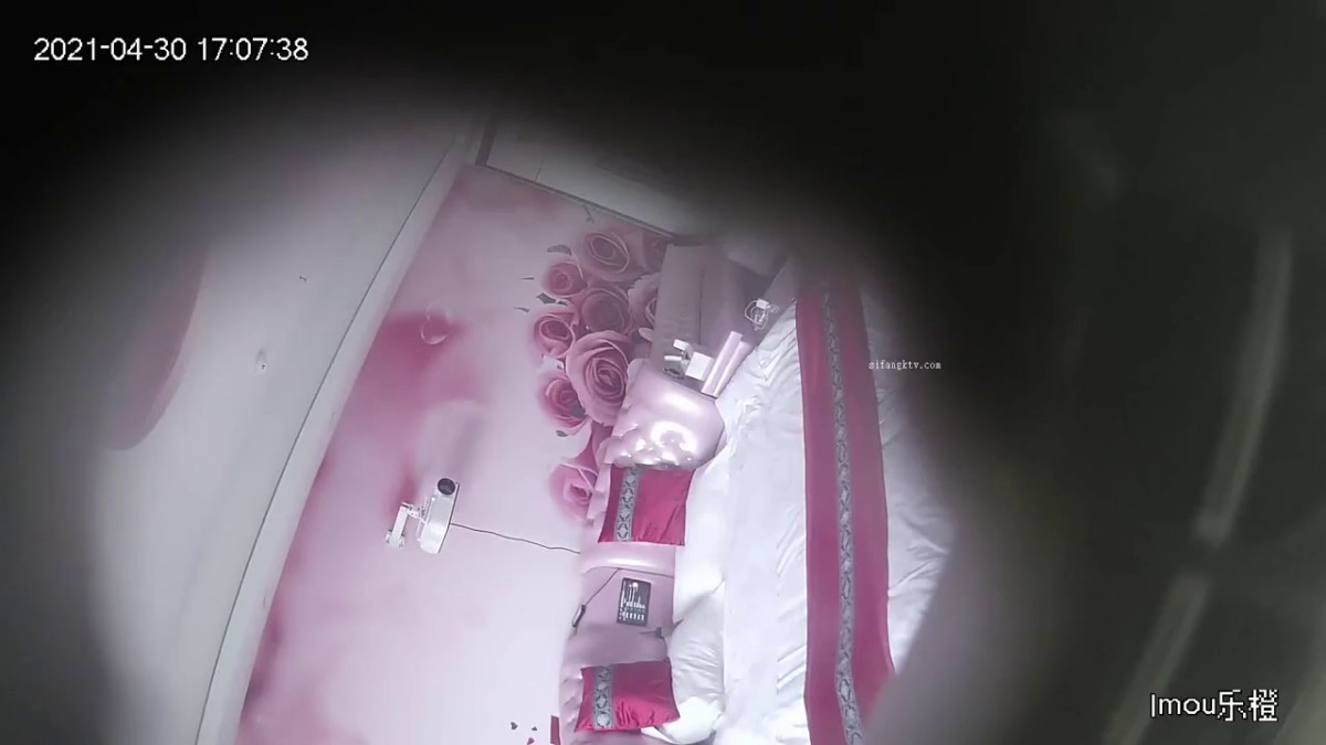 真实欣赏好几对青年男女激情肉搏年轻人干柴烈火衣服不脱就肏美女穿上黑丝袜增加情趣闷骚型 (8)