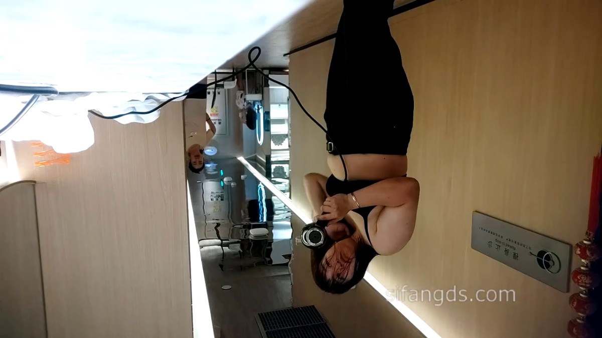 贵在真实】，汤泉生活馆，猥琐女暗藏摄像头全程偸拍女士间春色，换衣间各式各样小姐姐裸奔