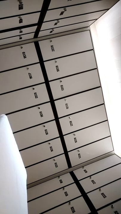 -贵在真实】，汤泉生活馆，猥琐女暗藏摄像头全程偸拍女士间更衣间春色，超多小姐姐裸奔，蓬松毛茸茸的阴毛好重.