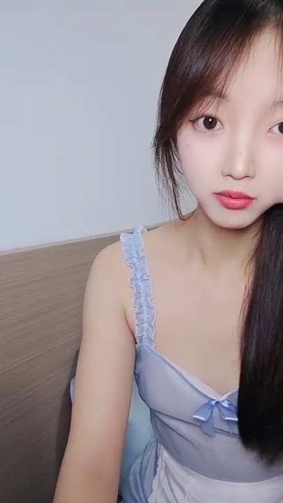 19岁颜值嫩妹【小呆梨】第五弹，初恋脸，爽玩道具，掰逼自慰，白虎嫩穴，奶子挺1