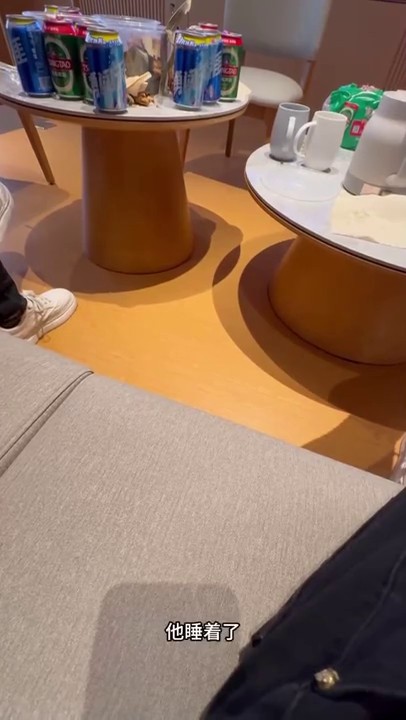 绿帽灌醉老婆包臀无内露出勾引好兄弟实录，朋友妻不客气一起3P轮操淫妻调教成淫荡的玩物