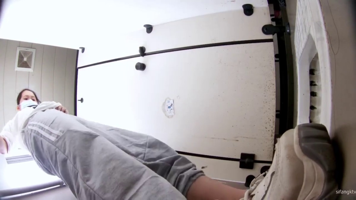 ⚫️【精品廁拍】，定點4K全景真實偸拍，職校女廁記錄超多小姐姐方便，先拍臉再拍雙洞4