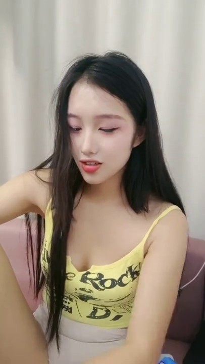 颜值嫩妹【九亿少男梦】第五弹，中年大叔的玩具，大长腿白虎嫩穴，口活干炮样样精通2