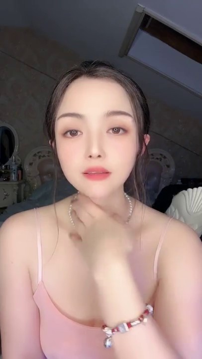 女神 妙妙】 完美尤物正常播的时候给人一种明星贵妇的感觉，大秀的时候又让人眼前一亮好淫荡啊，超级反差1