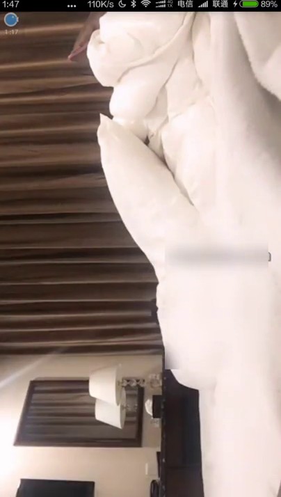 -百度云泄密》美女模特和大老板之间的私密视讯遭曝光 现场表演用矿泉水洗粉嫩的鲍鱼