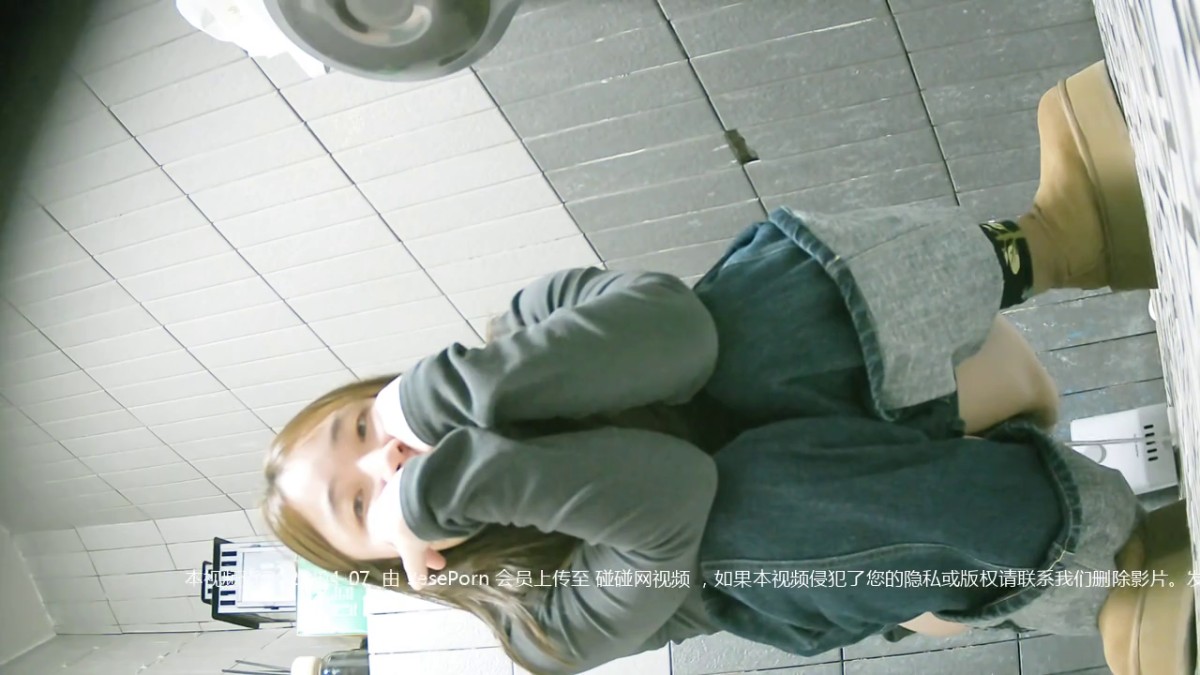 三月流出厕拍大神❤️写字楼女厕前后景双视角高清偷拍女同事尿尿黄色长靴高颜值气质美女复古穿戴4