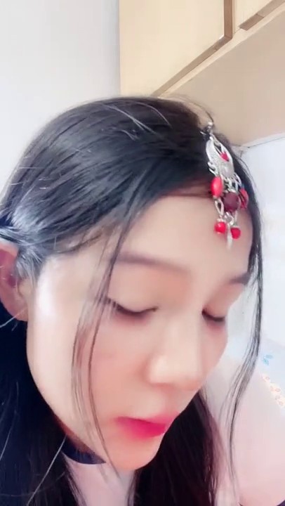 -2025年4月新人，【小少妇以下海】，舞蹈御姐， 超骚~超漂亮~道具自慰~尿尿，甜美可人校园女神1