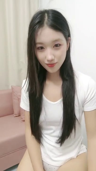 颜值嫩妹【九亿少男梦】第七弹，中年大叔的玩具，大长腿白虎嫩穴，口活干炮样样精通2