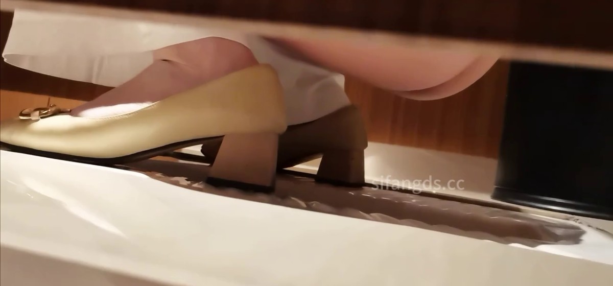 酒店女厕近距离贴B拍 几位美女肥美大鲍鱼