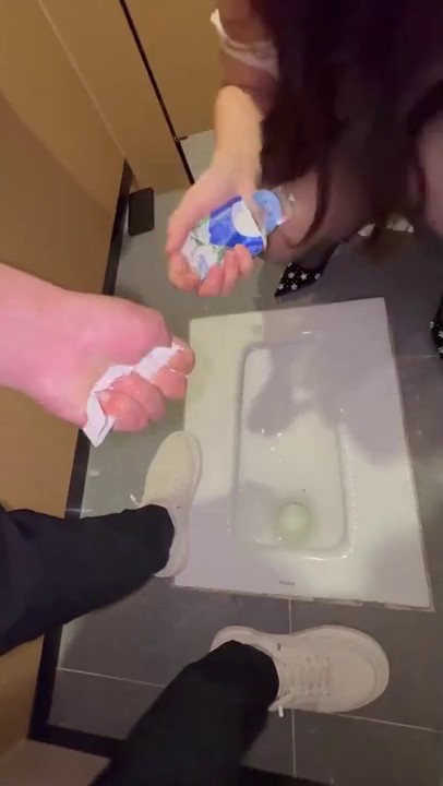 姐弟乱伦】会喷水的亲姐姐 - 网吧里跳蛋调教姐姐直接在厕所打炮，水汪汪骚穴玩喷尿又湿又滑后入内射.