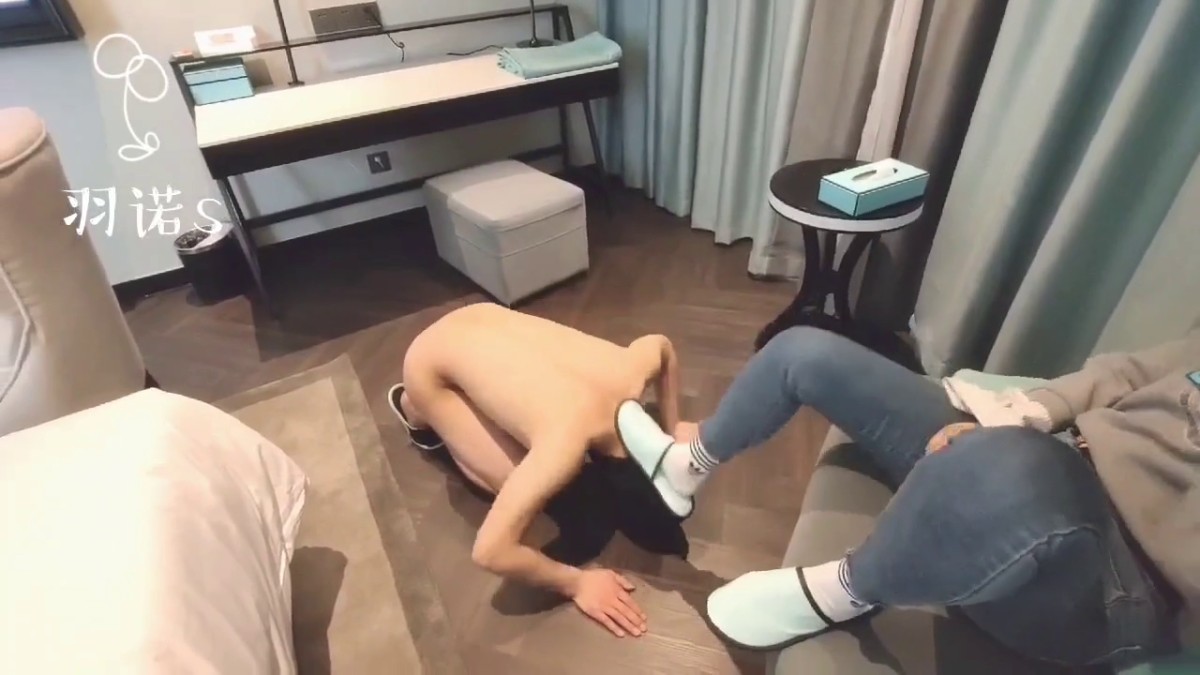 最新流出，对话粗口淫荡，绿帽夫妻【羽诺S】暴力羞辱调教贱狗奴，舔鞋舔肛舔穴喝尿足交榨精