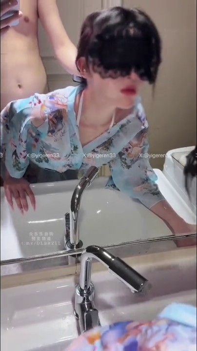 推特新晋4年绿帽美腿淫妻网黄「一个ren」《夜下名媛2》和服交际花穿上和服跪地口交，对镜后入，没有假鸡巴舔，只好舔主人的手指