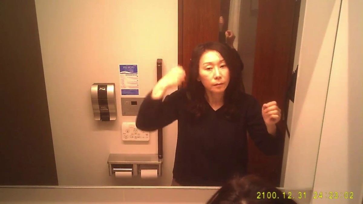 西餐厅女士公共坐厕双镜头高清偸拍多位少妇拉屎撒尿完事了还要照镜子打扮美一下