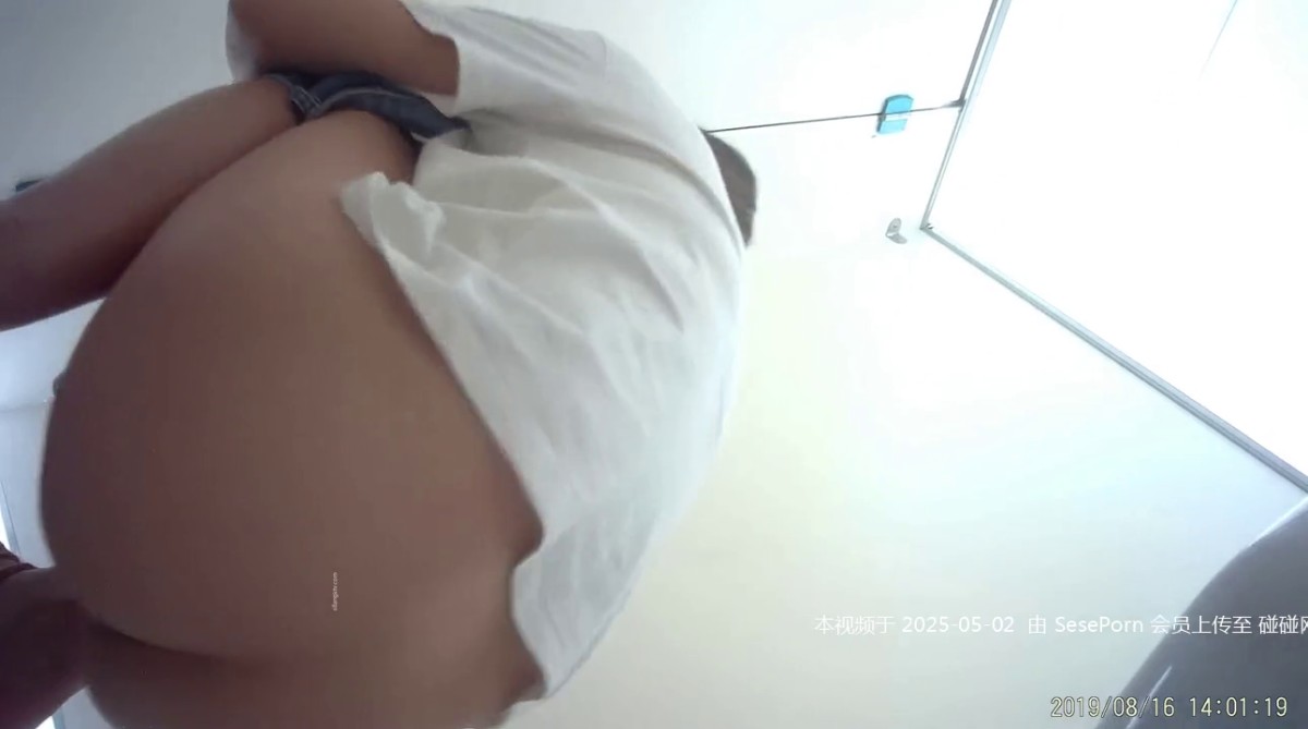 厕拍】，真实赏脸赏逼，小姐姐较多的公共女厕，脸逼同框偷拍，各种类型的妹子方便0