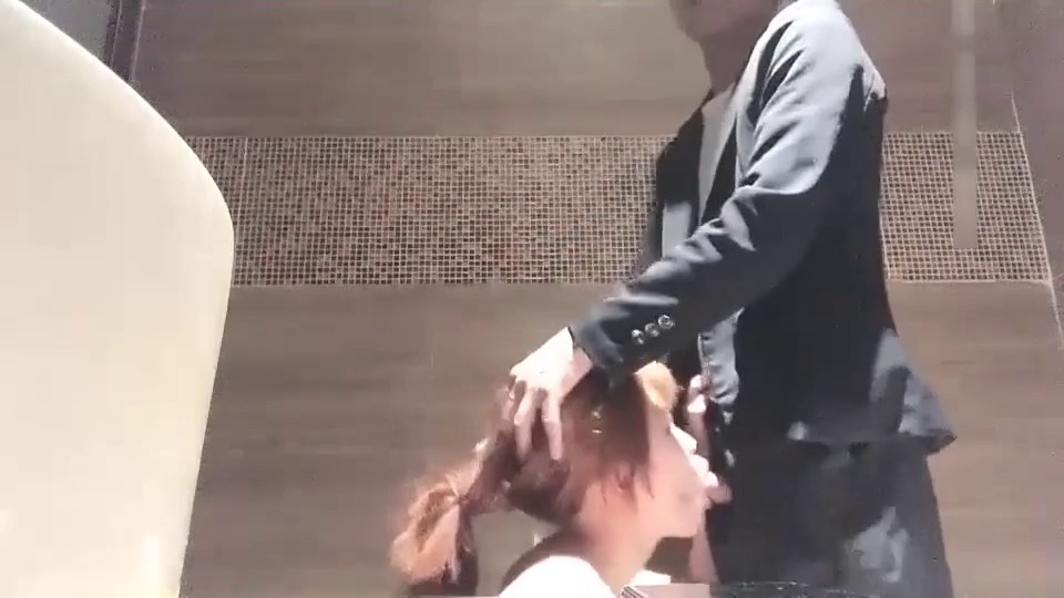 00后小萝莉K歌几瓶啤酒灌下去后卫生间开操！表面乖巧的萌妹子背地里是个小骚货 小巧身材被大肉棒直接捅到子宫了.