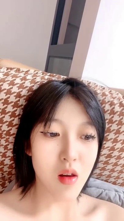 小姐姐大姨妈刚走就迫不及待跟狼友发骚，全程露脸大秀直播，粉嫩小穴特写展示，跳蛋道具抽插摩擦呻吟可射