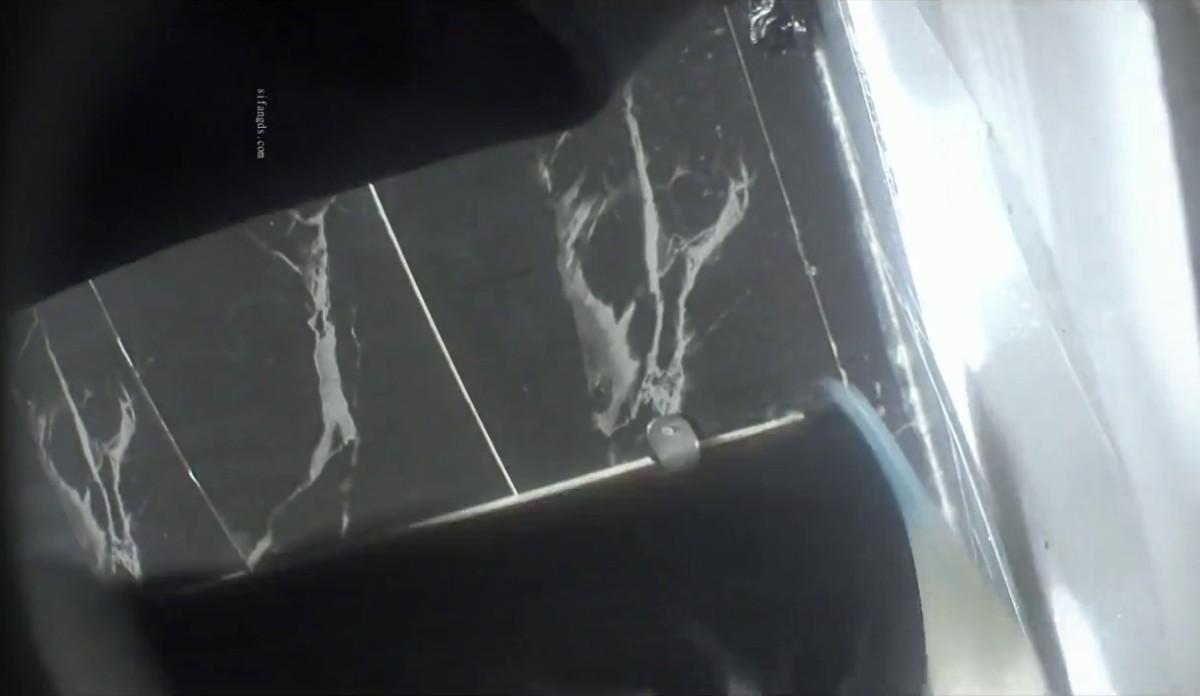 -KTV女厕全景偷拍几位高颜值小姐姐嘘嘘 各种小黑鲍鱼完美呈现